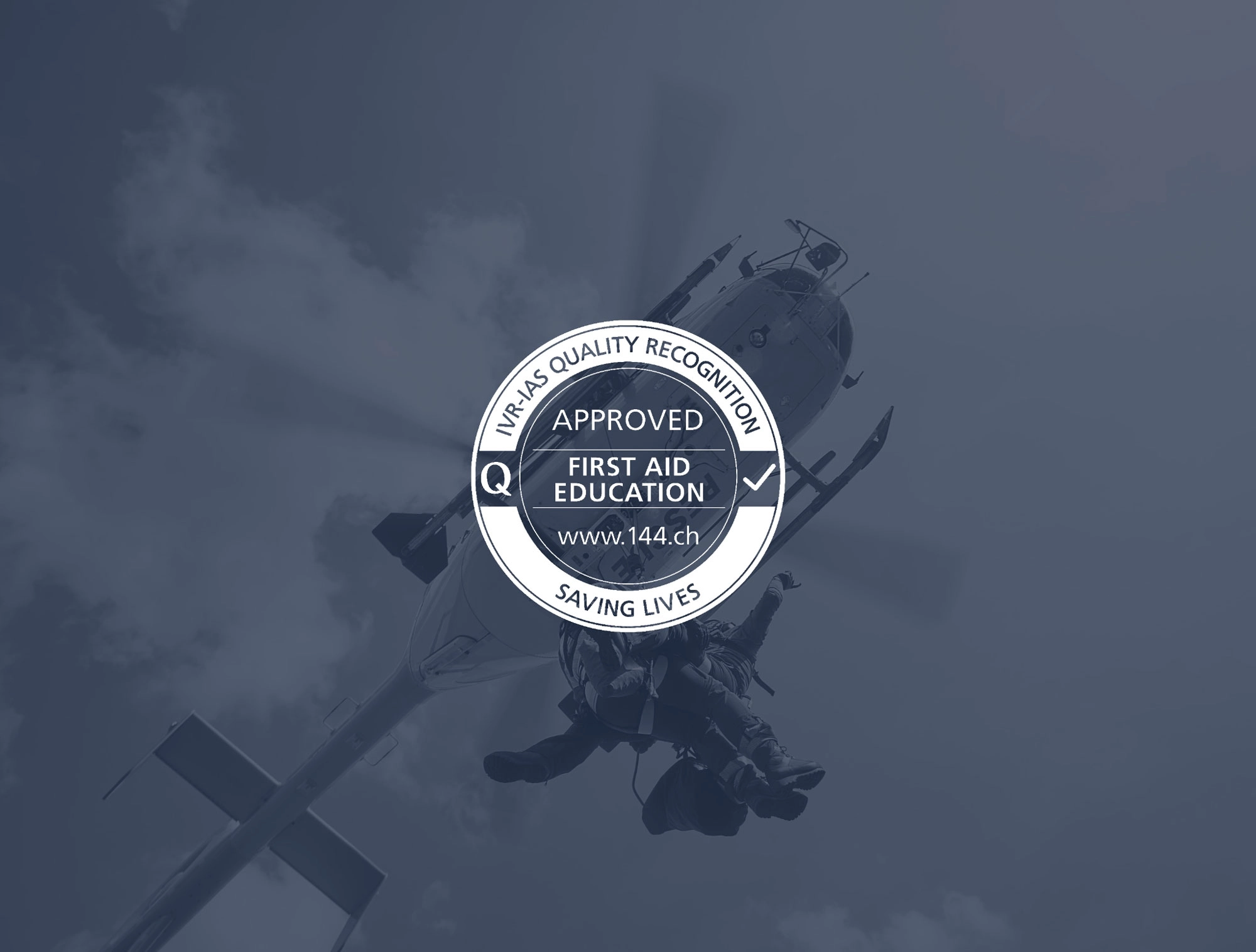 Hélicoptère en mission de sauvetage avec le logo IAS