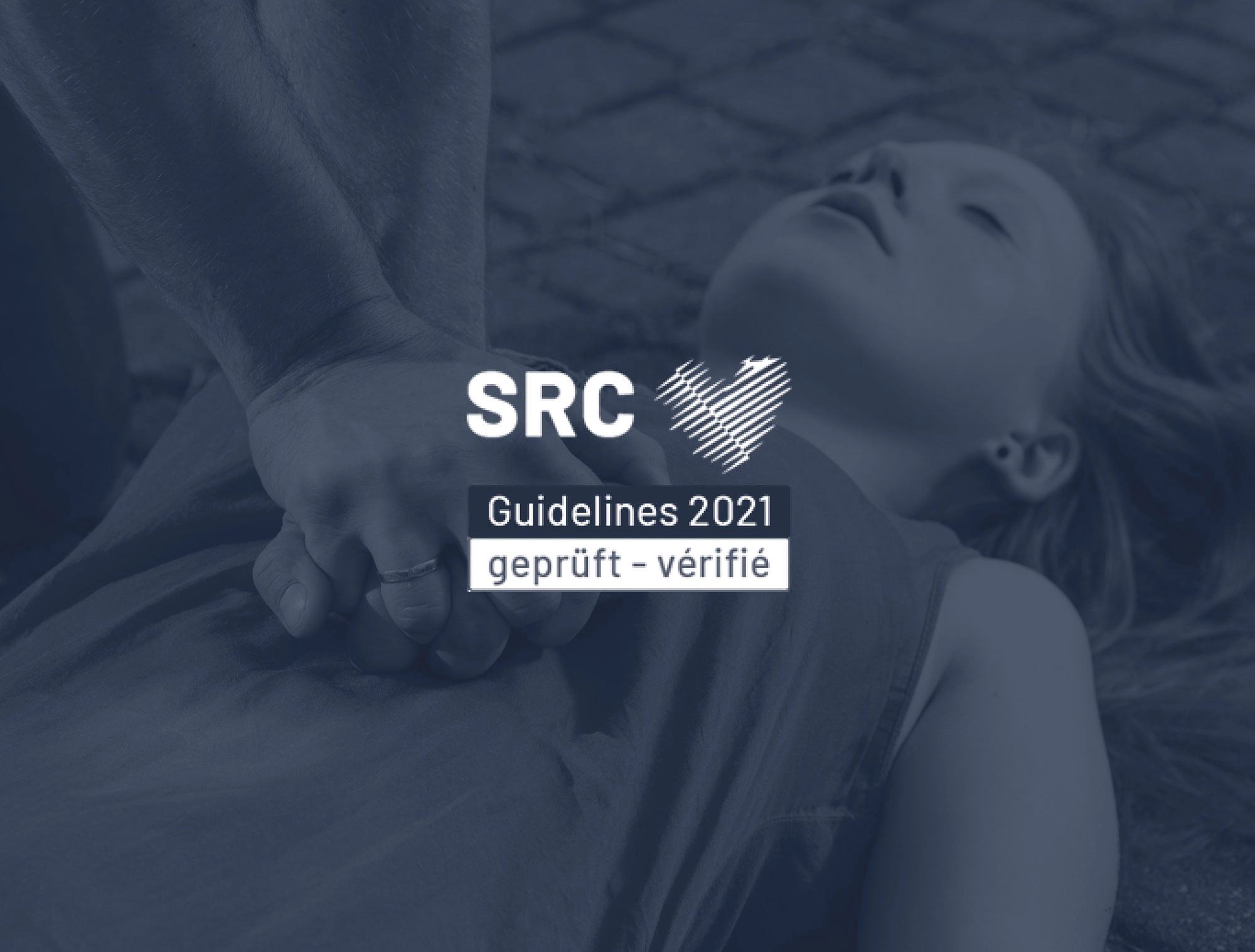 Compressions thoraciques sur une jeune femme en arrêt cardiaque avec le label SRC