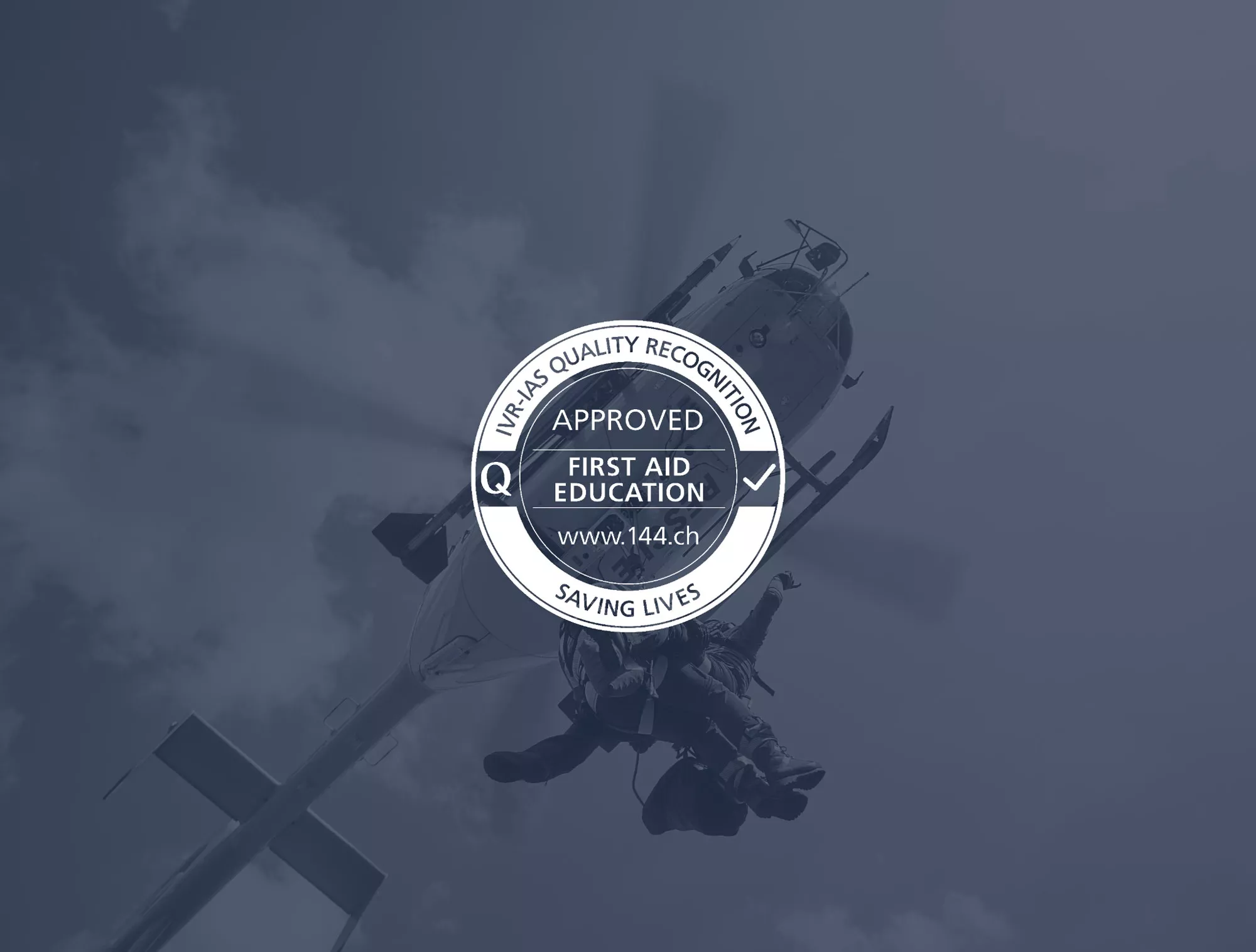 Hélicoptère en mission de sauvetage avec le logo IAS