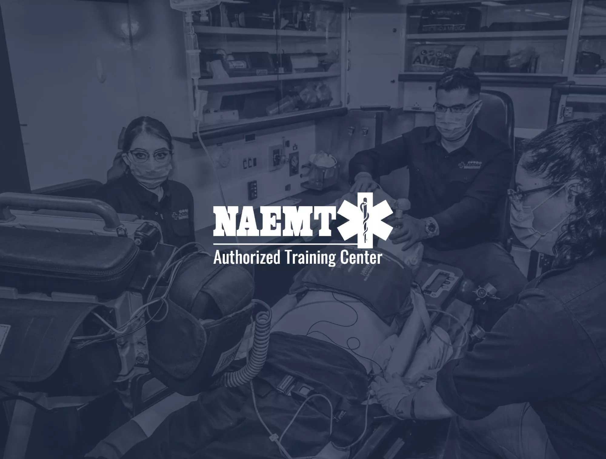 Instructeur de l'Emergency Training Center débriefe une situation à l'aide d'un algorithme