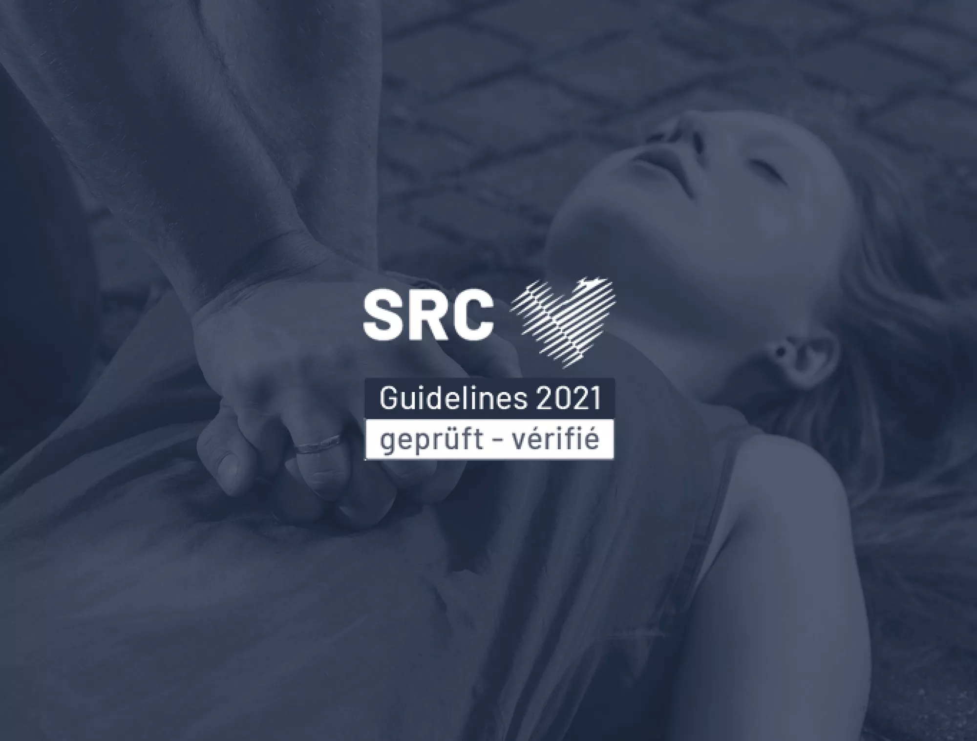 Compressions thoraciques sur une jeune femme en arrêt cardiaque avec le label SRC